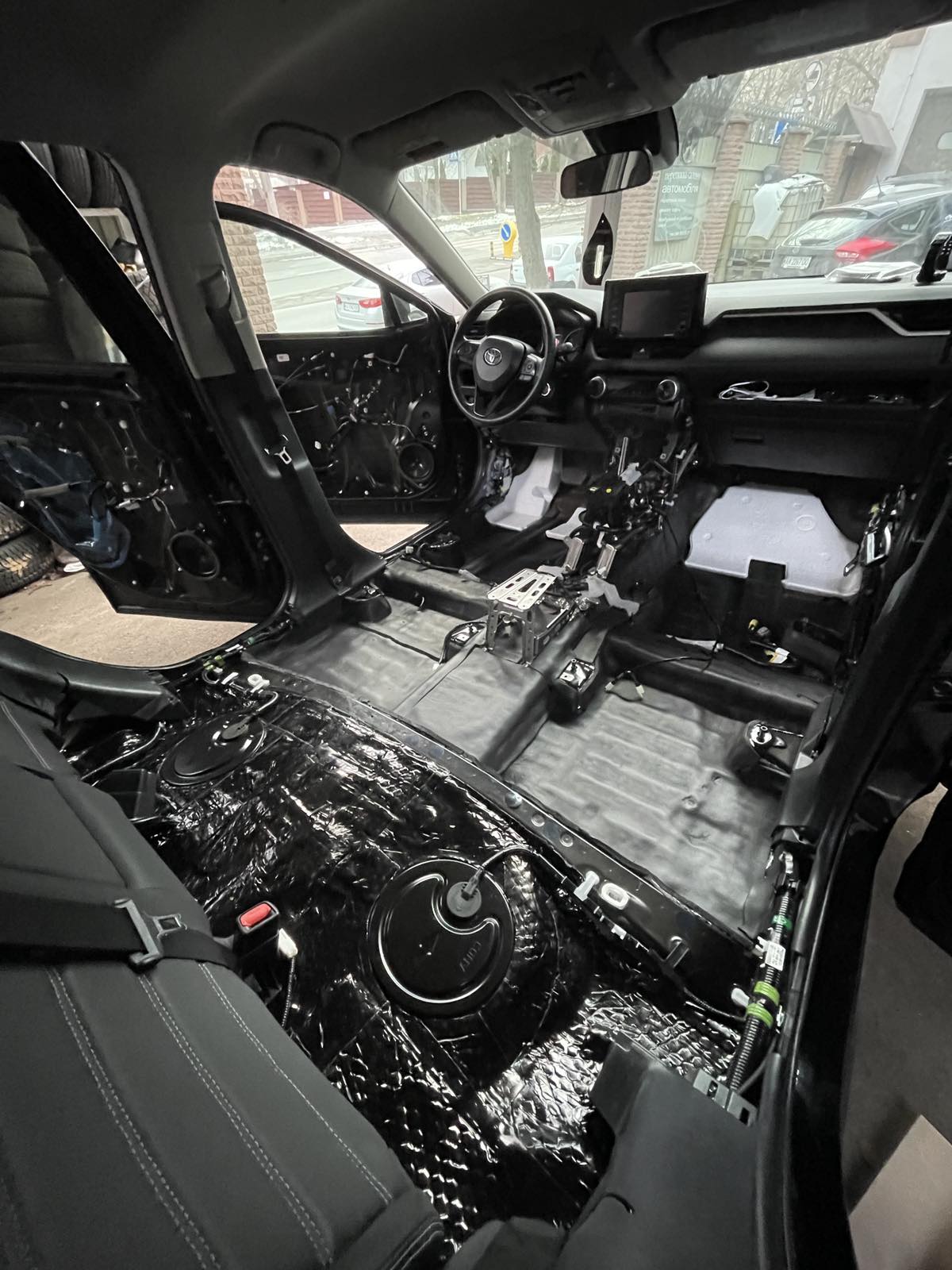 Вібро та шумоізоляція підлоги та багажника Toyota RAV 4
